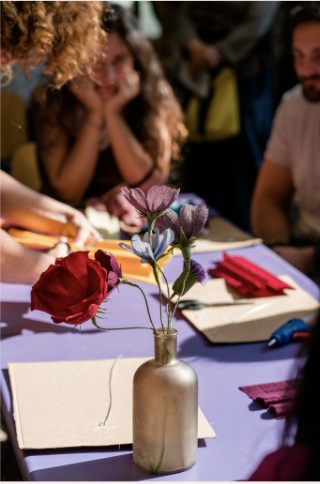 Kreativ workshop med blommor och papper